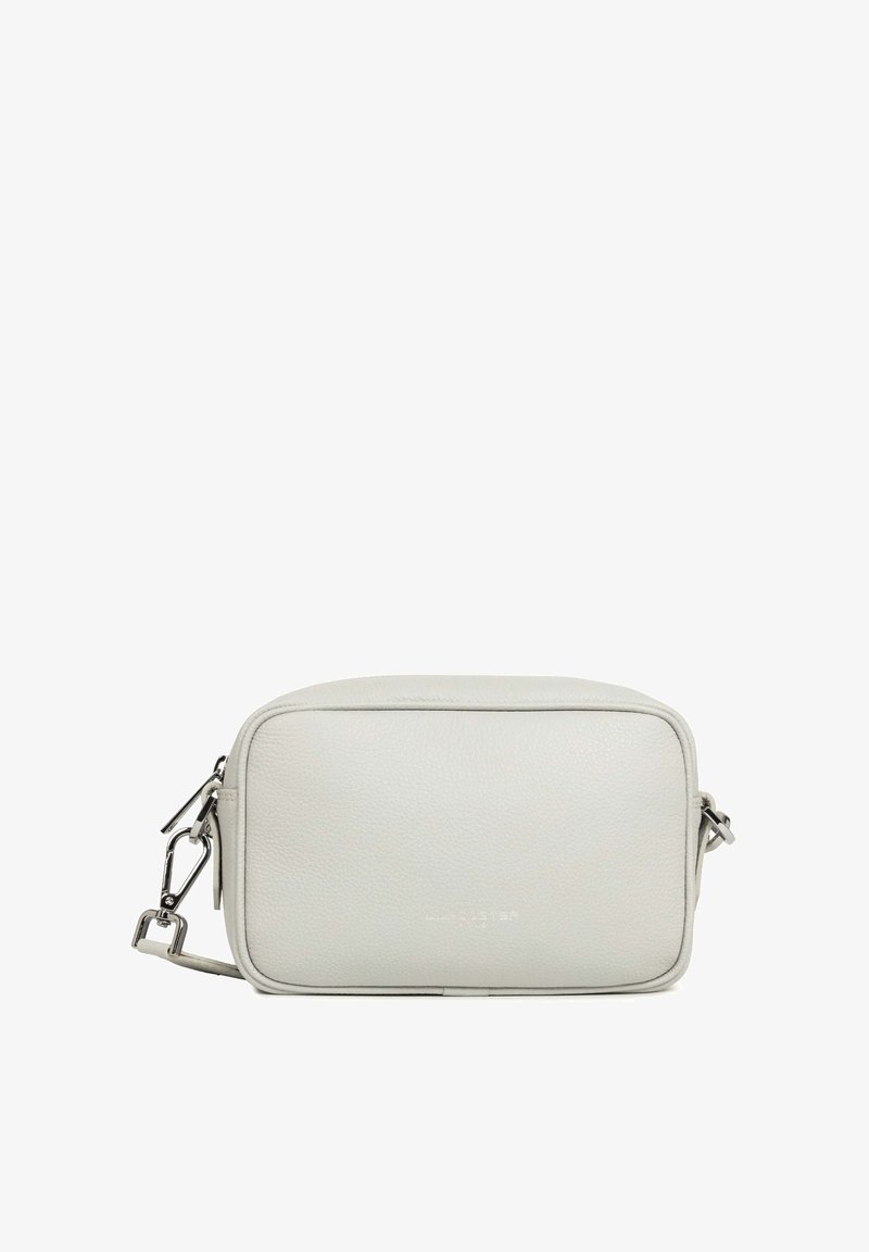 Borsa a tracolla in pelle di colore grigio chiaro con forma rettangolare. Presenta una cerniera in tonalità argento, una tracolla regolabile e un logo embossed discreto.