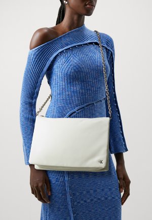 Borsa a spalla in pelle bianca con una texture liscia e tracolla in catena argentata, con un logo sottile nell'angolo in basso.