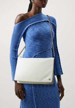 MONO CHAIN SHOULDER BAG - Torba čez telo - icicle