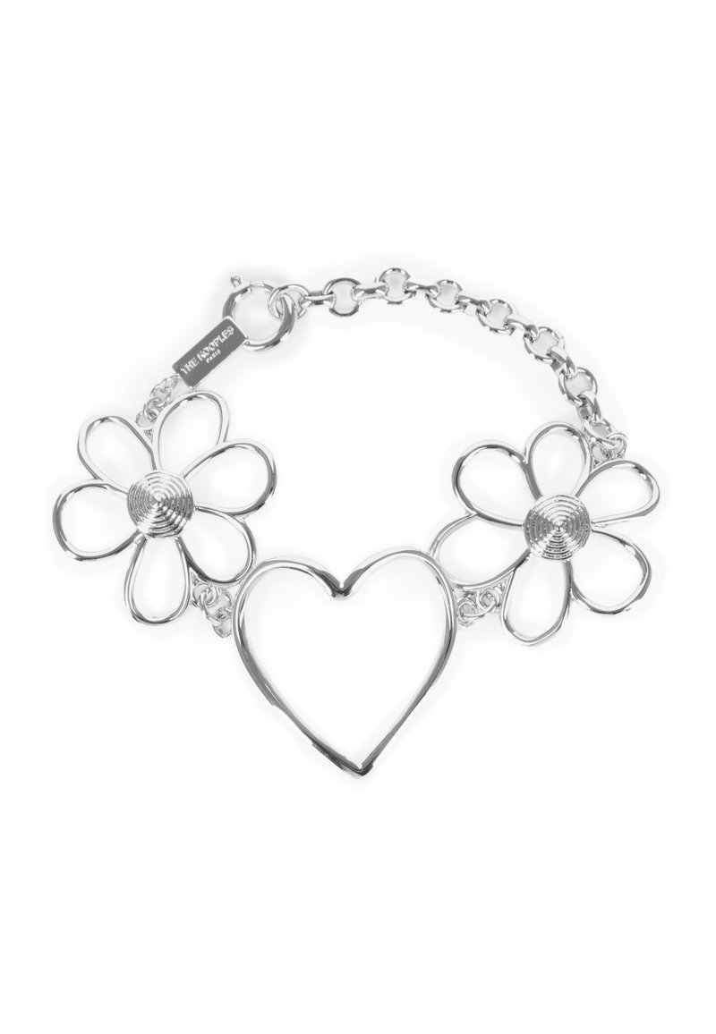 Pulsera de plata con dos formas de flores y un corazón en el centro. Diseño de eslabones con centros texturizados en las flores.