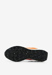 Scarpa sportiva arancione con tomaia testurizzata, suola in gomma nera con battistrada prominente e accento in bianco sulla soletta.