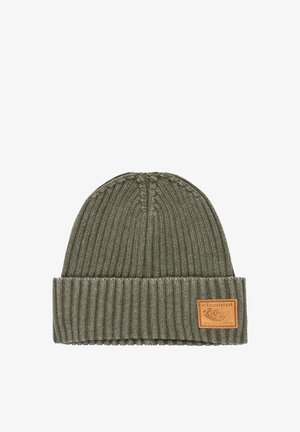 Olijfgroene gebreide beanie met ribbeltextuur, voorzien van een opgerold manchet en een rechthoekige tan leren patch met reliëfdetails.