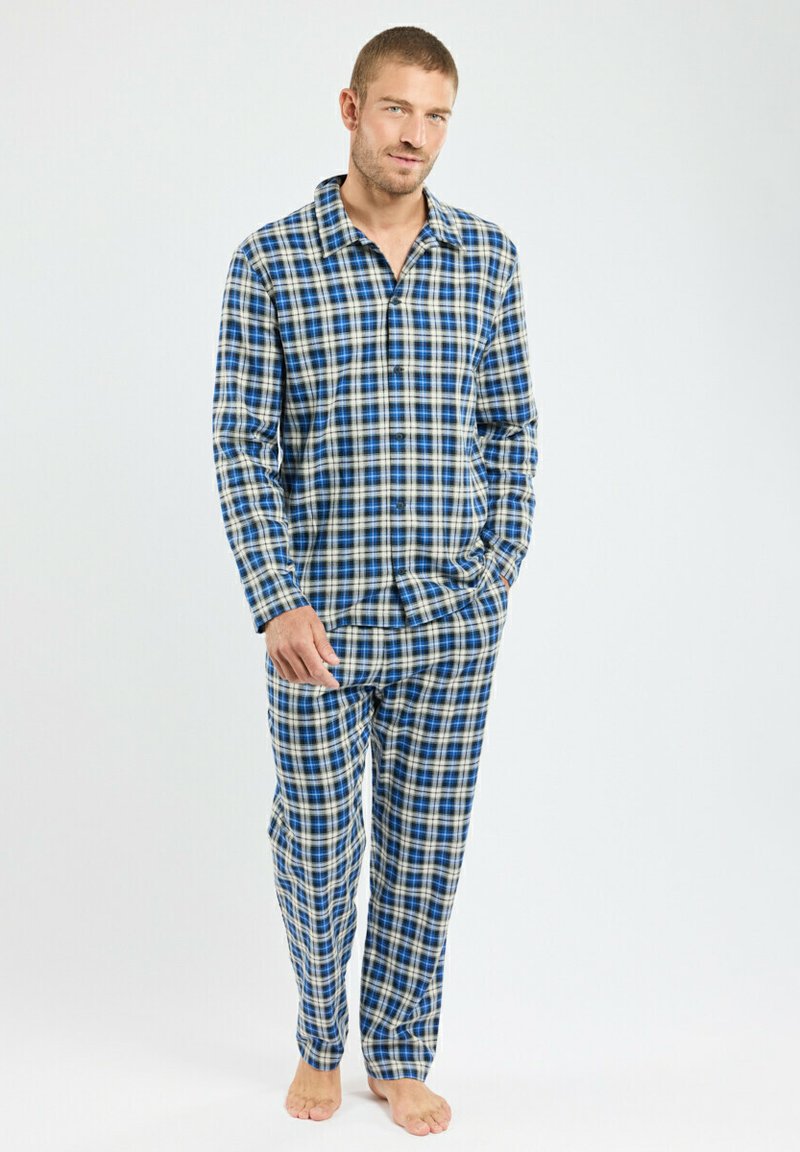 Ensemble de vêtements de détente en tartan comprenant une chemise à manches longues à boutons dans des teintes de bleu, jaune et blanc, avec un pantalon assorti. Tissu en coton.