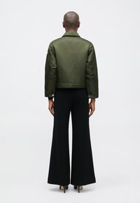 MICHAEL Michael Kors REVERSIBLE CROPPED  - Bombertakki - ivy