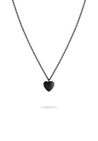 Zwarte hart hangerketting op een zwarte ketting. Glad afwerking, symmetrische vorm en lichtgewicht ontwerp. Eenvoudig en minimalistisch.