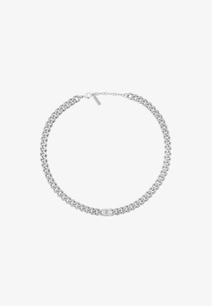 Collana a catena color argento con anelli ovali, un piccolo ciondolo quadrato inciso e una catenella di estensione con chiusura a tag con marchio.