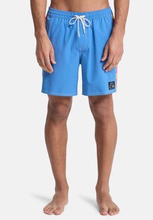 Blauwe zwembroek met elastische tailleband, verstelbare trekkoord en contrasterende kleurrijke zijpanelen. Voorzien van een logopatch aan de voorkant.