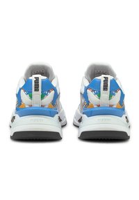 Buty sportowe z dominującą białą cholewką, niebieskimi akcentami i kolorowym wzorzystym obcasem. Posiadają teksturowaną podeszwę oraz brandowaną pętelkę na pięcie.