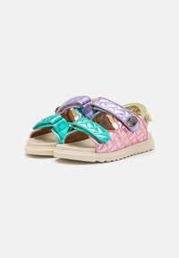 Multikleurige sandalen met een gestructureerde roze en paarse bovenkant, voorzien van turquoise accenten, klittenbandsluitingen en een chunky lichtgekleurde zool.