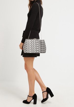 New Look, Pochette - gold-coloured