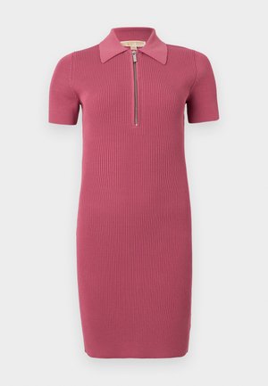 Robe rose à manches courtes côtelée avec un col et une demi-fermeture éclair, présentant une coupe ajustée et une silhouette droite.