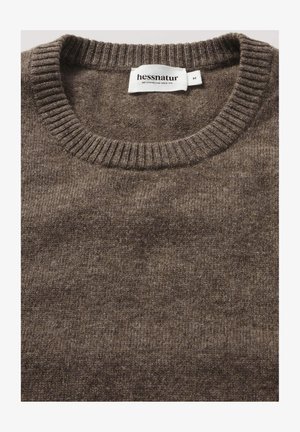 Brauner Wollpullover mit ribbeligem Rundhalsausschnitt und weicher Textur. Das Etikett trägt die Aufschrift "hessnatur" und die Größe "M." Einheitliches Strickmuster über das gesamte Stück.