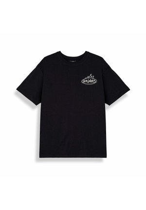 Czarny T-shirt z krótkim rękawem i okrągłym dekoltem, z małym białym nadrukiem przedstawiającym ognisty płomień na lewej piersi z napisem "Grimey."