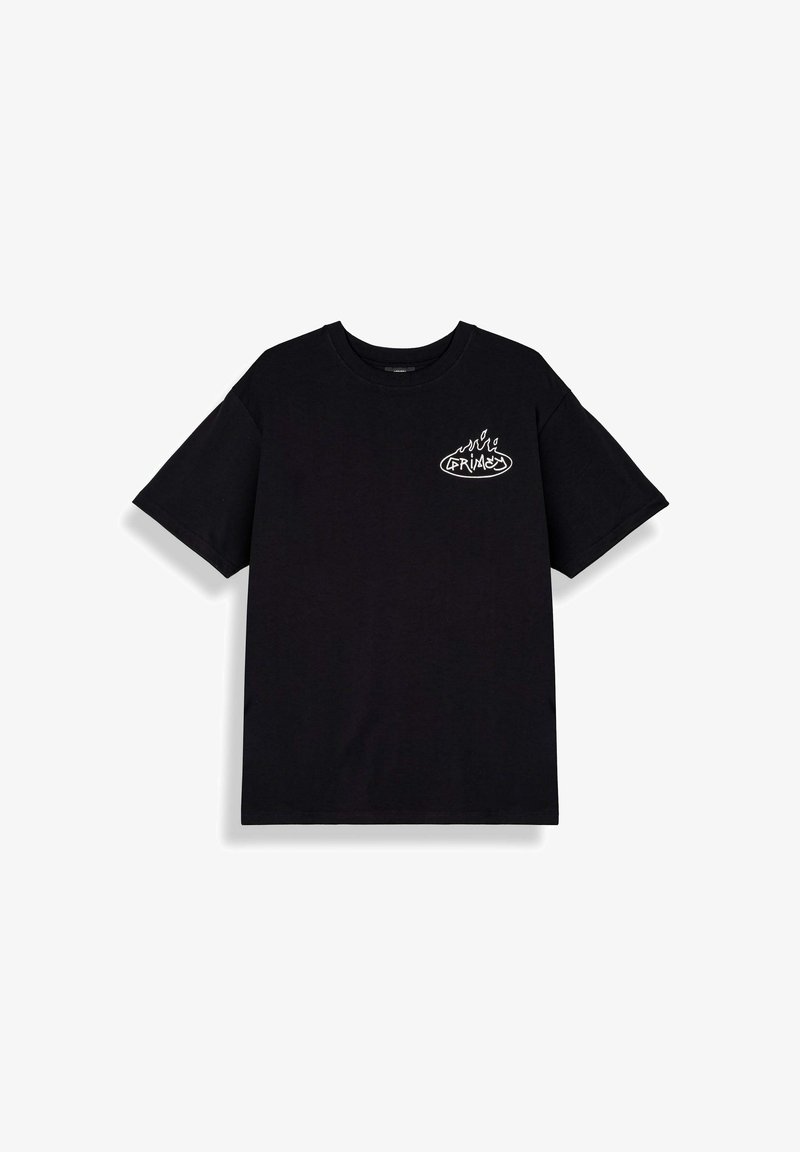 Camiseta negra de manga corta con cuello redondo y un pequeño logo gráfico de llama blanca en el pecho izquierdo que dice "Grimey."