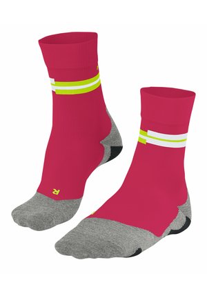 Calze sportive rosa con texture a coste, dotate di sezioni grigie per il tallone e le punte, e strisce gialle e bianche brillanti attorno alla parte superiore.