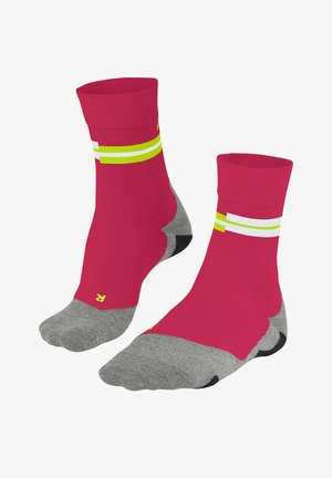 Calze sportive rosa con texture a coste, dotate di sezioni grigie per il tallone e le punte, e strisce gialle e bianche brillanti attorno alla parte superiore.
