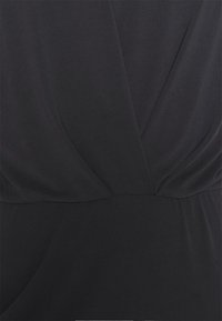 Schwarzes Kleid aus weichem, strukturiertem Stoff. Hat einen tiefen V-Ausschnitt und Raffung an der Taille für eine taillierte Silhouette.