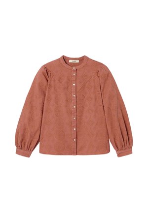 Blouse rose poussière à manches longues avec encolure ronde, boutons en perle à l'avant, manches bouffantes, et motifs texturés circulaires et en diamant.