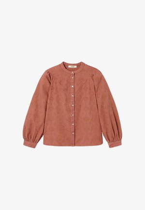 Blouse rose poussière à manches longues avec encolure ronde, boutons en perle à l'avant, manches bouffantes, et motifs texturés circulaires et en diamant.