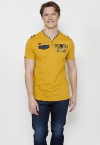 Koroshi SHORT SLEEVE  - Marškinėliai su spaudiniu - amarillo   yellow