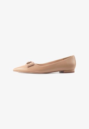 Ballerines en cuir beige avec un bout pointu et un accent métallique sur l'empeigne. Elles disposent d'un petit talon et d'une texture lisse.