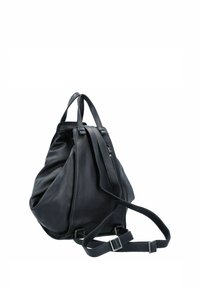 Zaino in pelle nera con spallacci regolabili e maniglia superiore, mostrato su uno sfondo bianco.