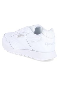 Sneakers Reebok bianchi con tomaia in pelle liscia, linguetta imbottita e tassello sul tallone texturizzato; includono logo e design con lacci.