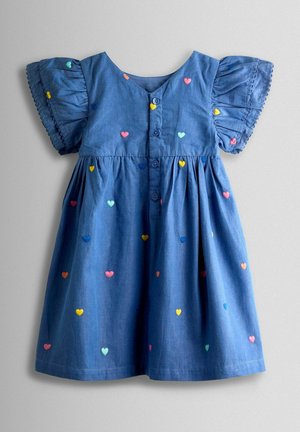 Vestido azul de algodón con mangas cortas abullonadas, cierre frontal con botones y bordado de corazones multicolores por todo el vestido.