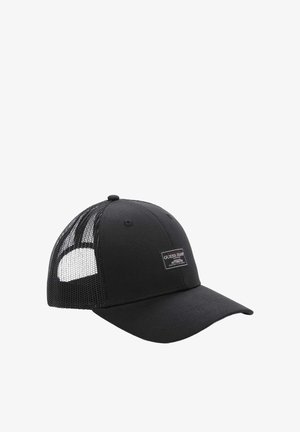 Czarna siateczkowa czapka z daszkiem typu trucker z zakrzywionym wizjerem oraz prostokątną naszywką z logo Guess Jeans na przednim panelu.