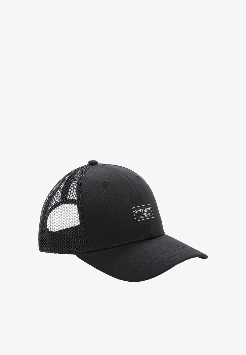 Zwarte mesh truckerpet met gebogen klep en rechthoekige Guess Jeans-logo patch op het voorpaneel.