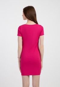 Figurbetontes, geripptes Kleid in leuchtendem Pink mit kurzenÄrmeln und Rundhalsausschnitt, das eine glatte Textur und eine enganliegende Silhouette präsentiert.
