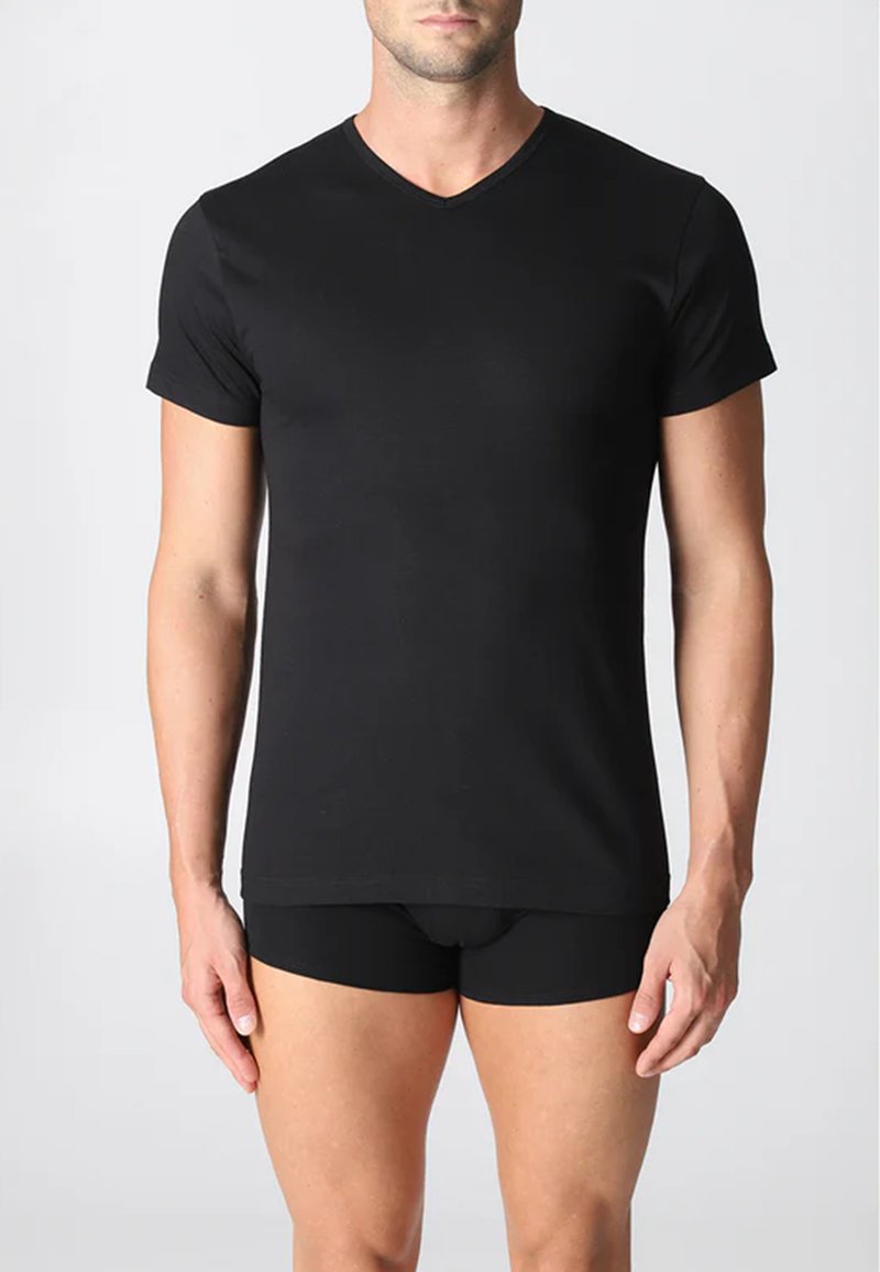 T-shirt nera a maniche corte con scollatura a V realizzata in un tessuto liscio. Design aderente con orlo dritto; indossato con biancheria intima nera coordinata.