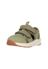 Baskets pour enfants vert olive en mesh et daim, avec deux bandes Velcro réglables, semelle blanche et embout en caoutchouc marron.