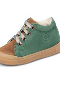 Sneaker alta in suede verde e marrone con lacci beige, occhielli in metallo e suola in gomma. Presenta un dettaglio del logo sul lato.
