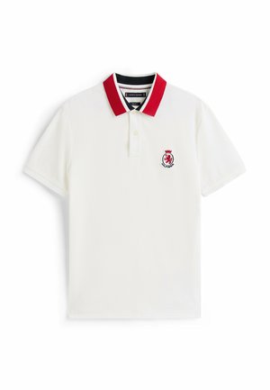 Witte poloshirt met een rode kraag, voorzien van een klein geborduurd logo op de linkerkant van de borst en een textuurstof. Korte mouwen, klassieke pasvorm.