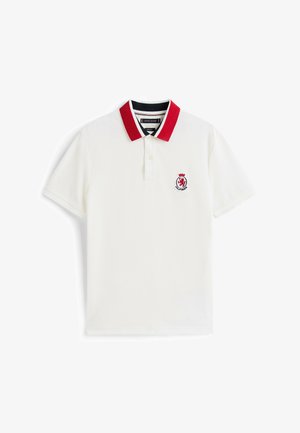 Witte poloshirt met een rode kraag, voorzien van een klein geborduurd logo op de linkerkant van de borst en een textuurstof. Korte mouwen, klassieke pasvorm.