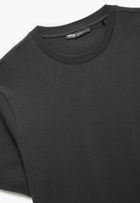 Dunkelgraues Baumwoll-T-Shirt mit Rundhalsausschnitt, kurzen Ärmeln, regular Fit und glatter Textur; Markenetikett am Kragen sichtbar.