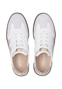 Weiße Sneaker mit Wildleder-Akzenten und goldenen Beschlägen. Abgerundete Zehen, gestickte Details, Schnürung vorne und strukturierte Gummisohle.