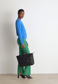 Calvin Klein MUST SHOPPER - Shopping Bag - black