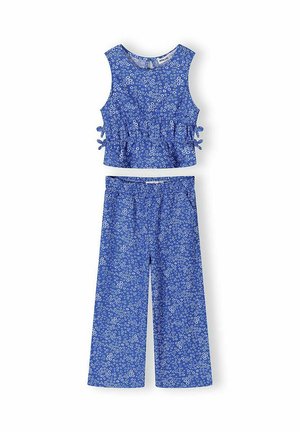 Niebieski krótki top bez rękawów z bocznymi wiązaniami oraz dopasowane szerokie spodnie, oba elementy z małym białym kwiatowym wzorem.