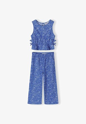 Haut court bleu sans manches avec des détails noués sur les côtés et pantalon large assorti, tous deux ornés d'un petit motif floral blanc.