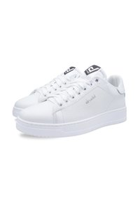 Sneakers bianchi con tomaia in pelle texturizzata, lacci piatti e suola in gomma bianca. Presentano un logo nero sulla linguetta e accenti neri sul tallone.