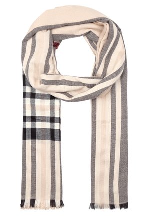 Hellbeiger Schal mit schwarzen, weißen und grauen Karostreifen, locker geschlungen mit fransigen Enden auf weißem Hintergrund.