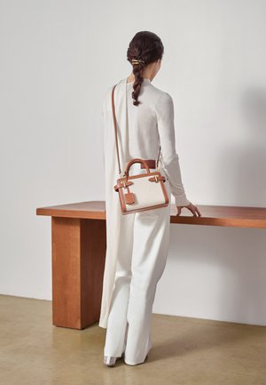 Le Tanneur MAIN EMILIE EN NATURELLE  - Handbag - brown