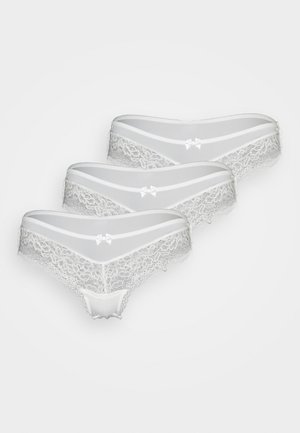 Drie paar witte kanten damenonderbroeken van transparant materiaal, met een V-vormig ontwerp en een kleine satijnen strik aan de voorkant.