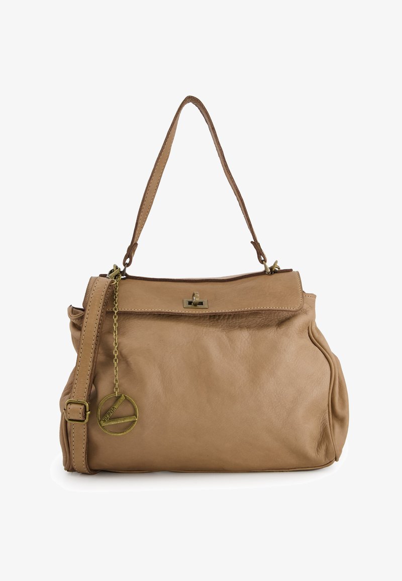Taschen aus braunem Leder mit strukturierter Form, kurzen und langen Riemen, abgerundeten Kanten und einer Kettenverzierung mit einem runden Logo.