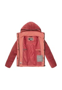 Rød fleeceforet jakke med hætte, med lynlås fortil, to indvendige lommer og et mærke med plejeanvisninger og symboler.