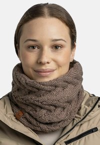 Knitted infinity scarf in light brown with a textured cable pattern. Made of soft yarn featuring a small leather label.