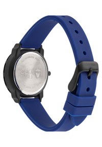 Blauwe silicoenen horloge met een zwarte behuizing, ronde wijzerplaat en een roestvrijstalen achterkant. Beschikt over een waterdicht ontwerp en een verstelbare band.