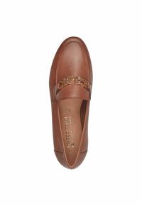 Bruine leren loafers met een metallic logo-detail aan de voorkant, een gladde textuur, ronde neus en een minimalistisch ontwerp.
